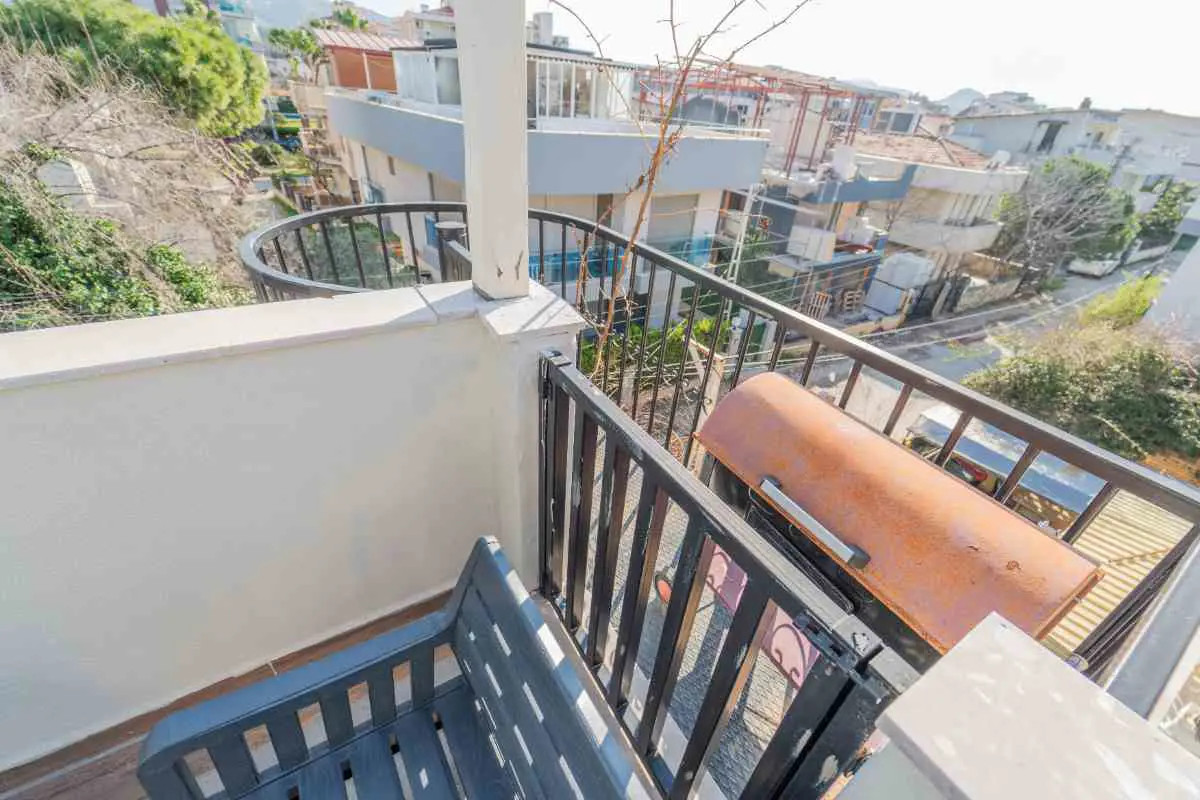 GÜZELBAHÇE YALI'DA 8 YAŞINDA MÜSTAKIL BIR VILLA