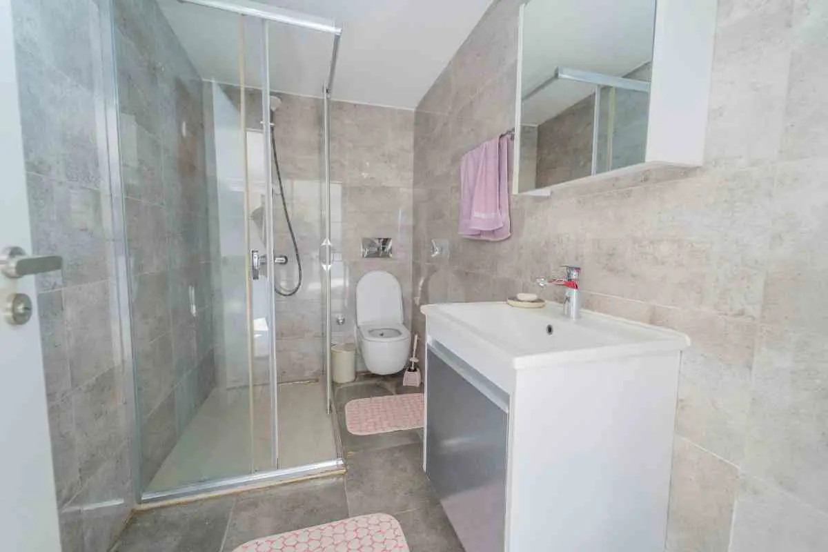 GÜZELBAHÇE YALI'DA 8 YAŞINDA MÜSTAKIL BIR VILLA