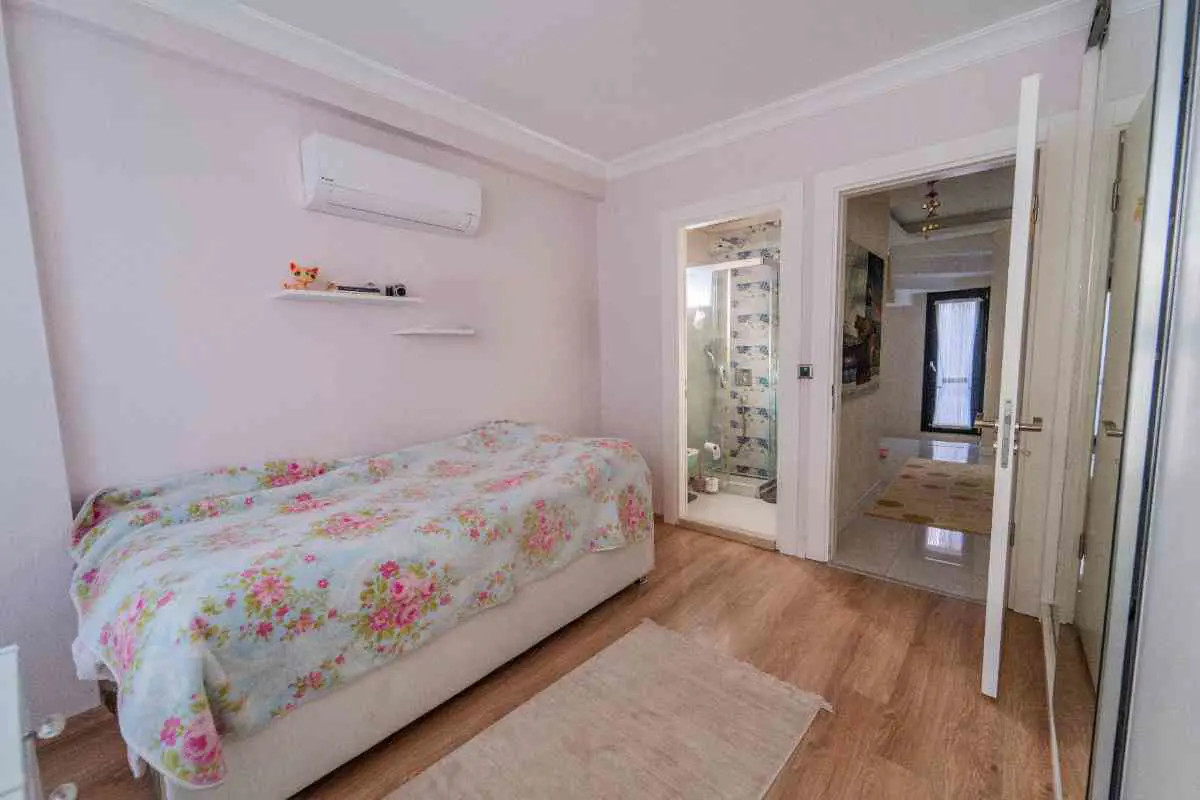 GÜZELBAHÇE YALI'DA 8 YAŞINDA MÜSTAKIL BIR VILLA