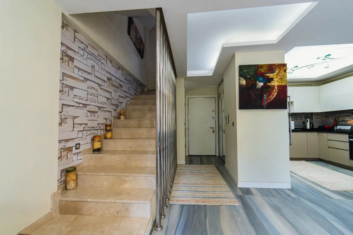 GÜZELBAHÇE YALI'DA 8 YAŞINDA MÜSTAKIL BIR VILLA