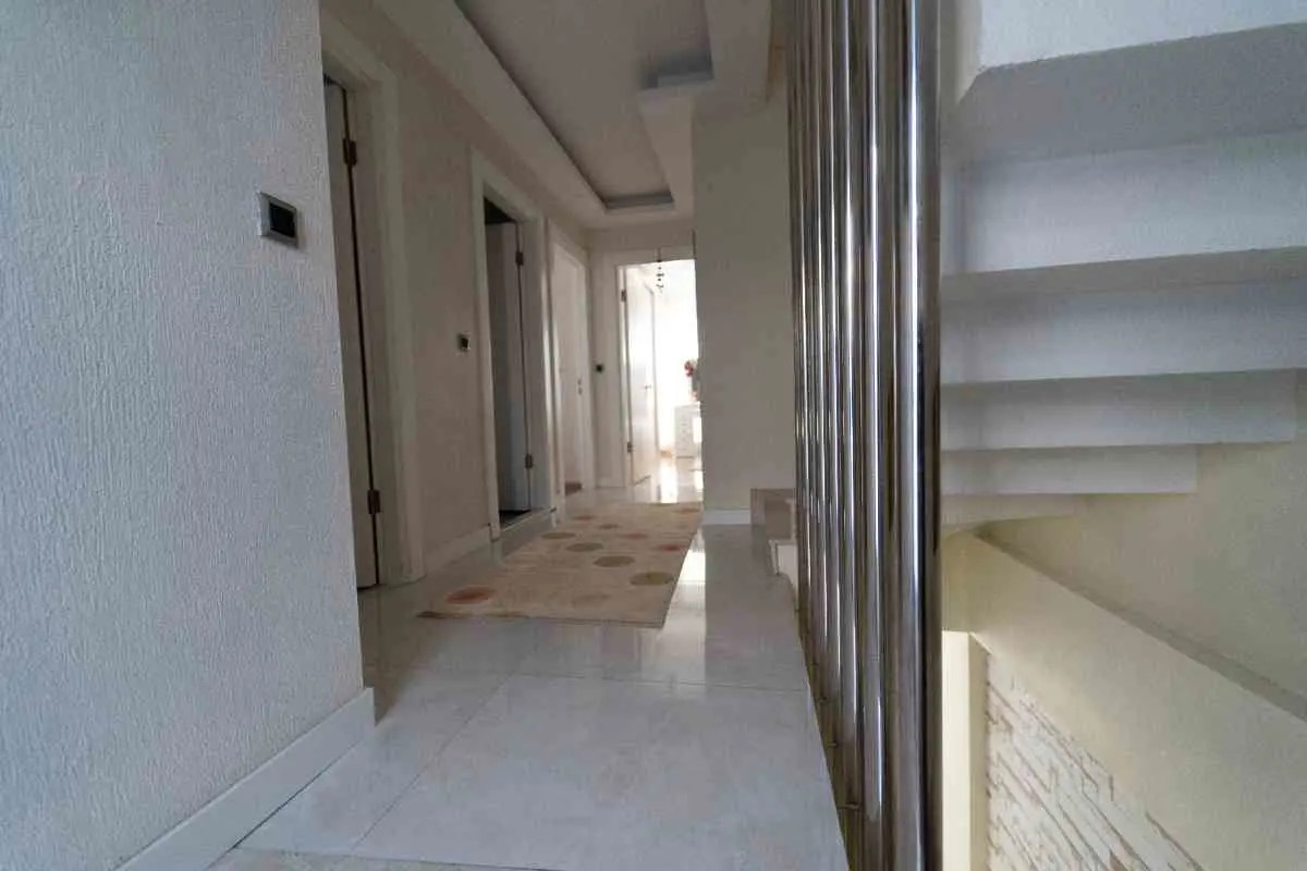 GÜZELBAHÇE YALI'DA 8 YAŞINDA MÜSTAKIL BIR VILLA
