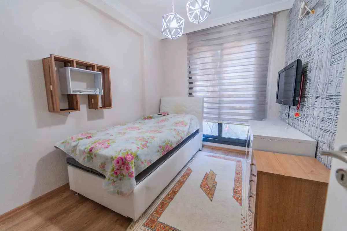GÜZELBAHÇE YALI'DA 8 YAŞINDA MÜSTAKIL BIR VILLA