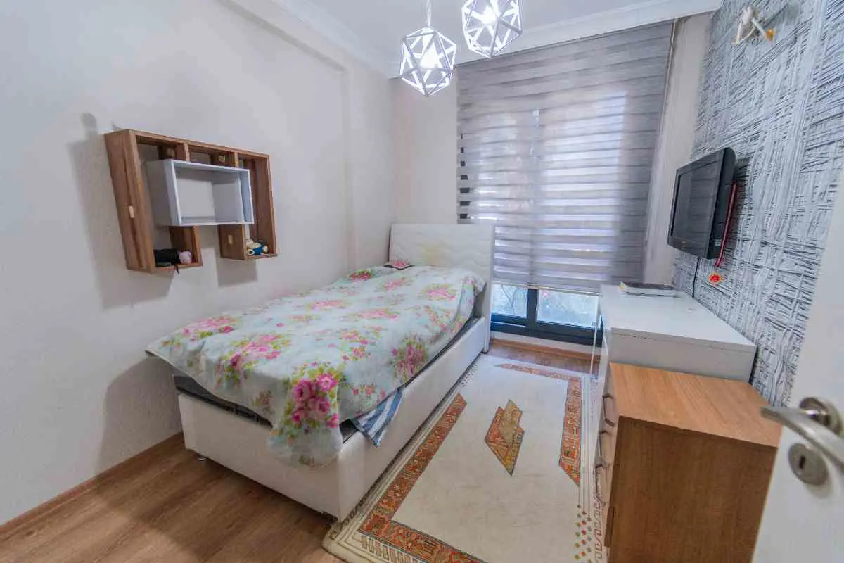 GÜZELBAHÇE YALI'DA 8 YAŞINDA MÜSTAKIL BIR VILLA