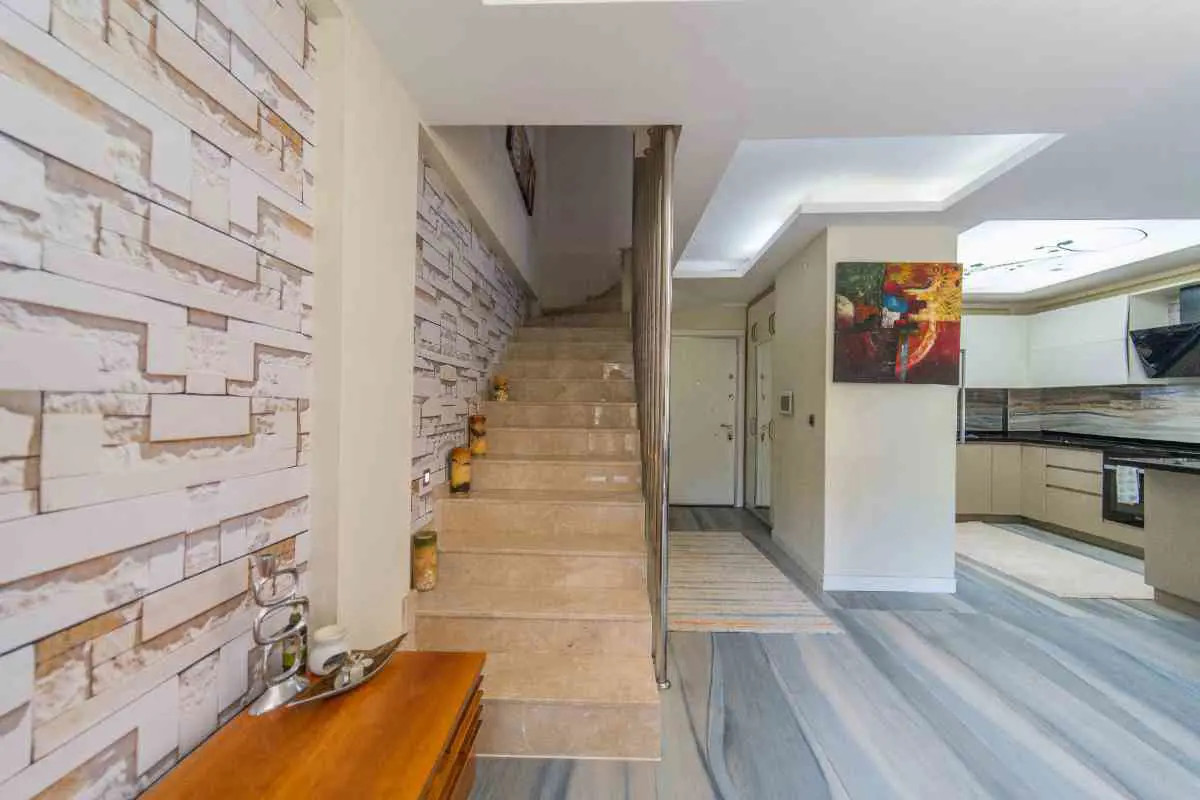 GÜZELBAHÇE YALI'DA 8 YAŞINDA MÜSTAKIL BIR VILLA