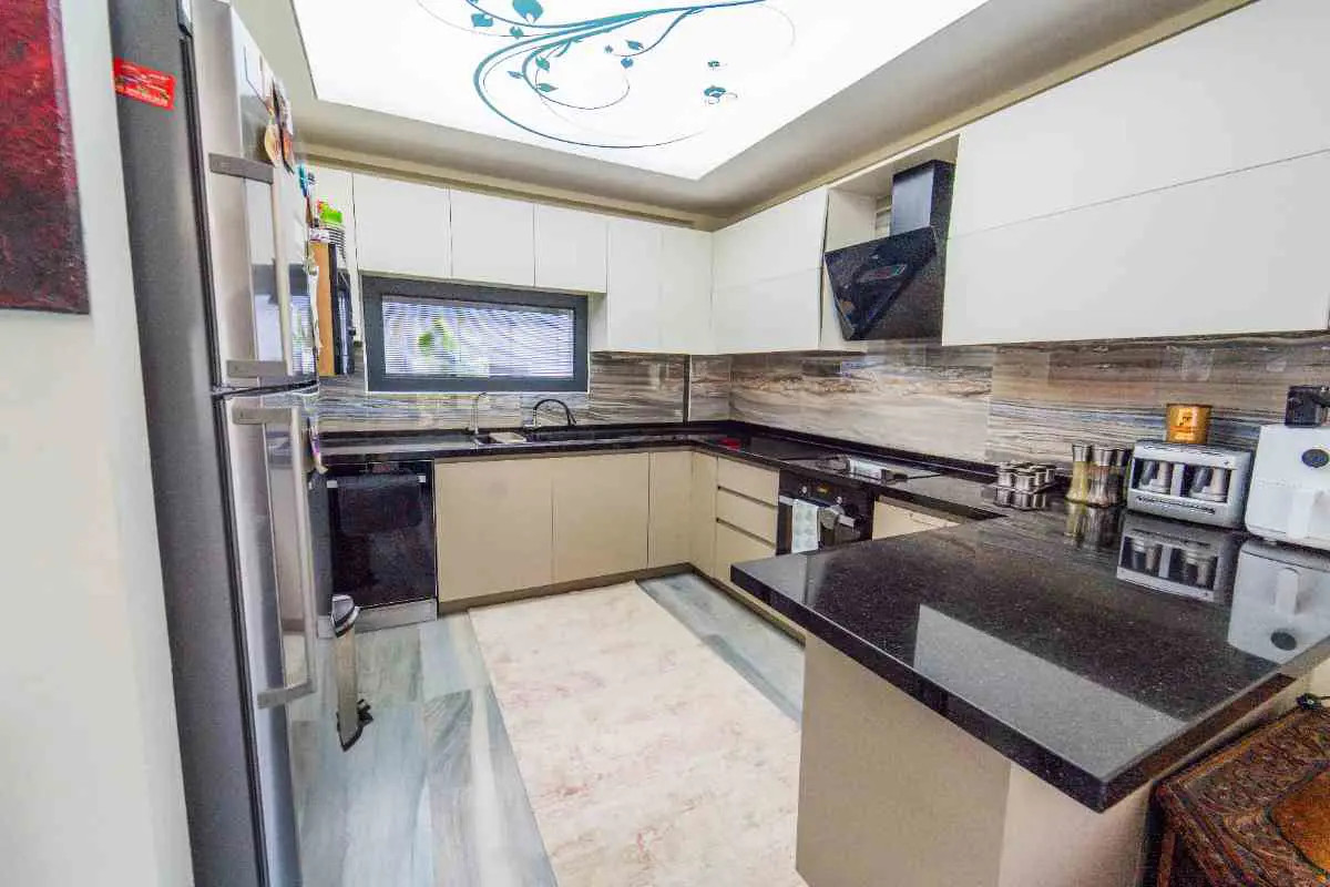 GÜZELBAHÇE YALI'DA 8 YAŞINDA MÜSTAKIL BIR VILLA