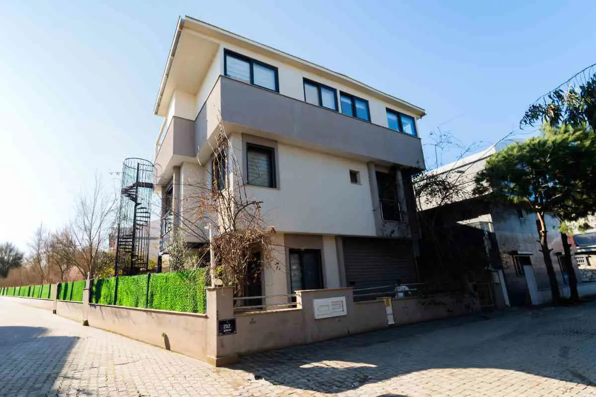 GÜZELBAHÇE YALI'DA 8 YAŞINDA MÜSTAKIL BIR VILLA