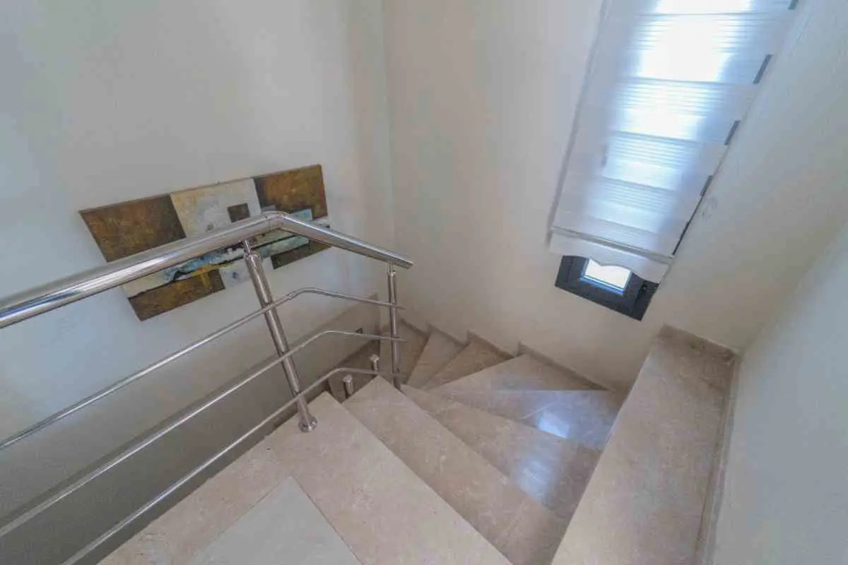 GÜZELBAHÇE YALI'DA 8 YAŞINDA MÜSTAKIL BIR VILLA