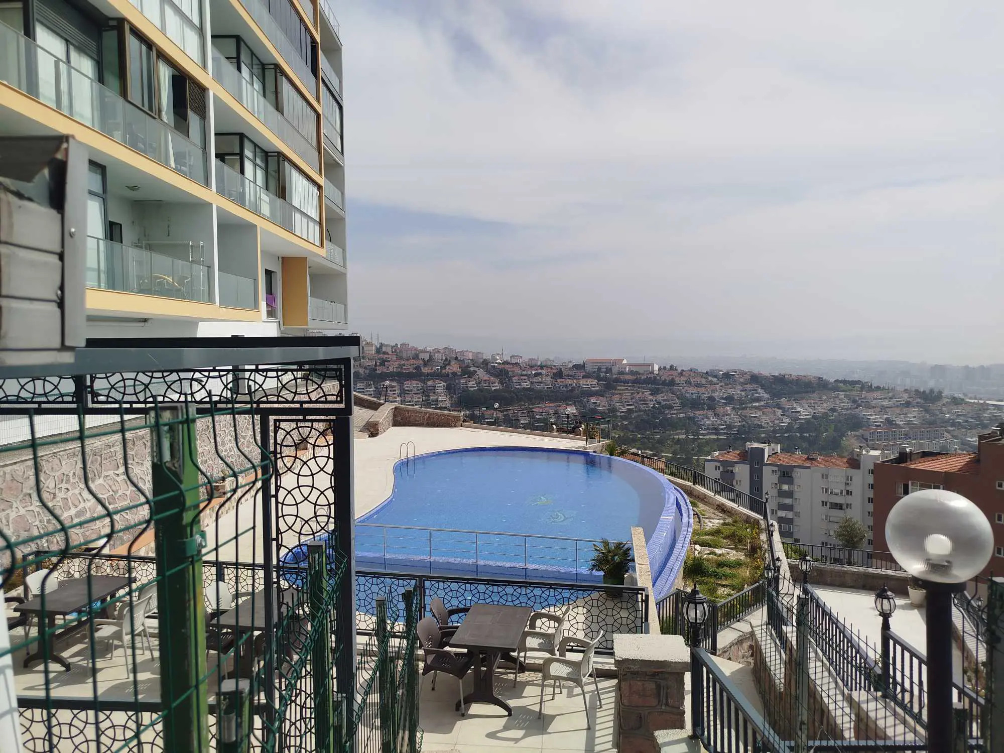 ÇIĞLI SMYRNA SİTESİ HAVUZLU GÜVENLIKLİ VE KONFORLU GENIŞ 3+1 DAIRE
