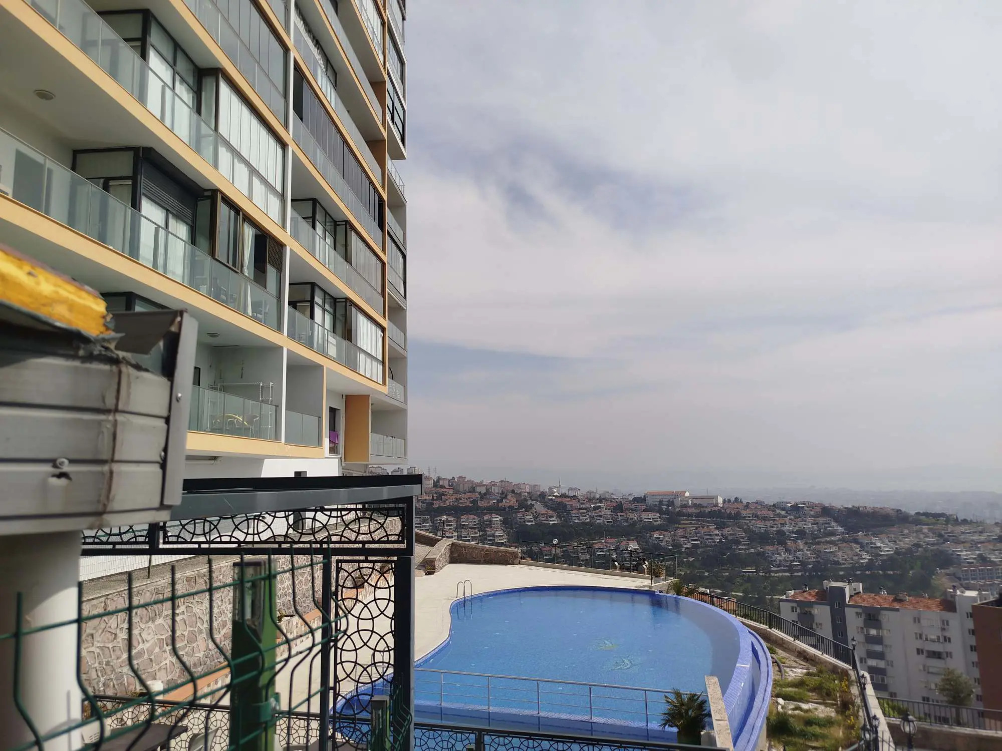 ÇIĞLI SMYRNA SİTESİ HAVUZLU GÜVENLIKLİ VE KONFORLU GENIŞ 3+1 DAIRE