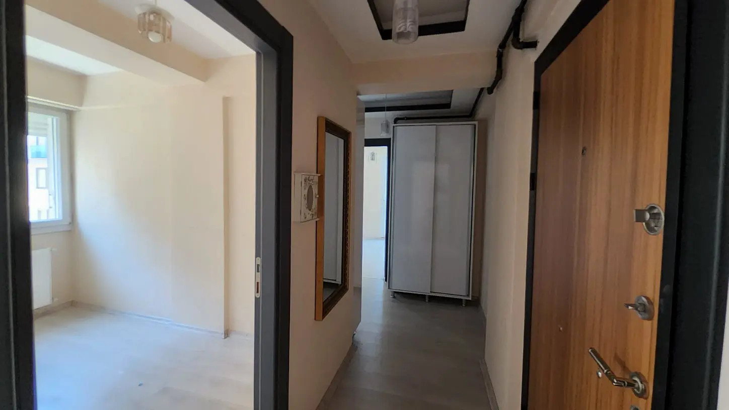 BAYRAKLI'DA GÜNEŞİ VE KONFORU BİR ARADA SUNAN 2+1 SATILIK DAİRE