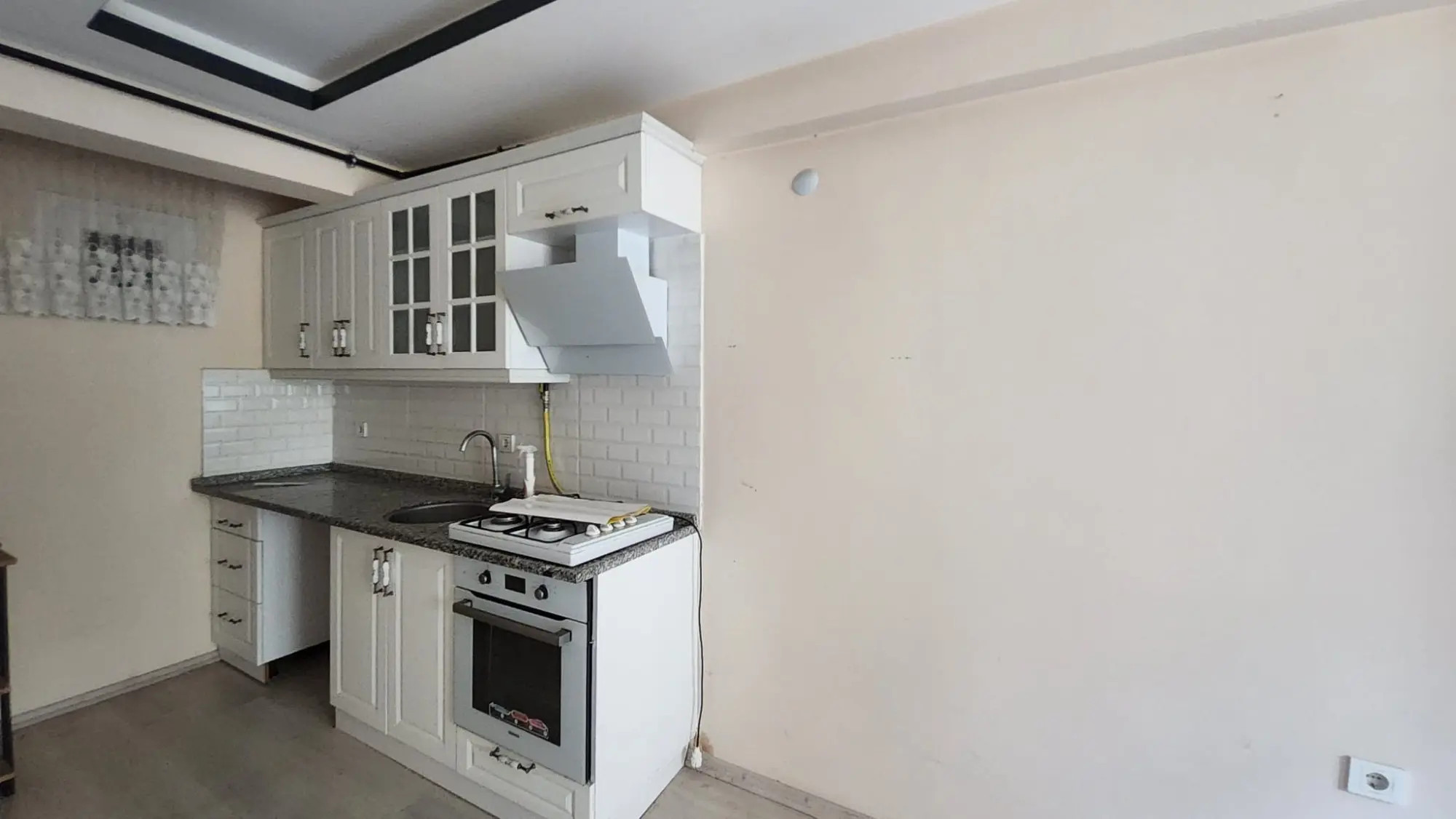 BAYRAKLI'DA GÜNEŞİ VE KONFORU BİR ARADA SUNAN 2+1 SATILIK DAİRE