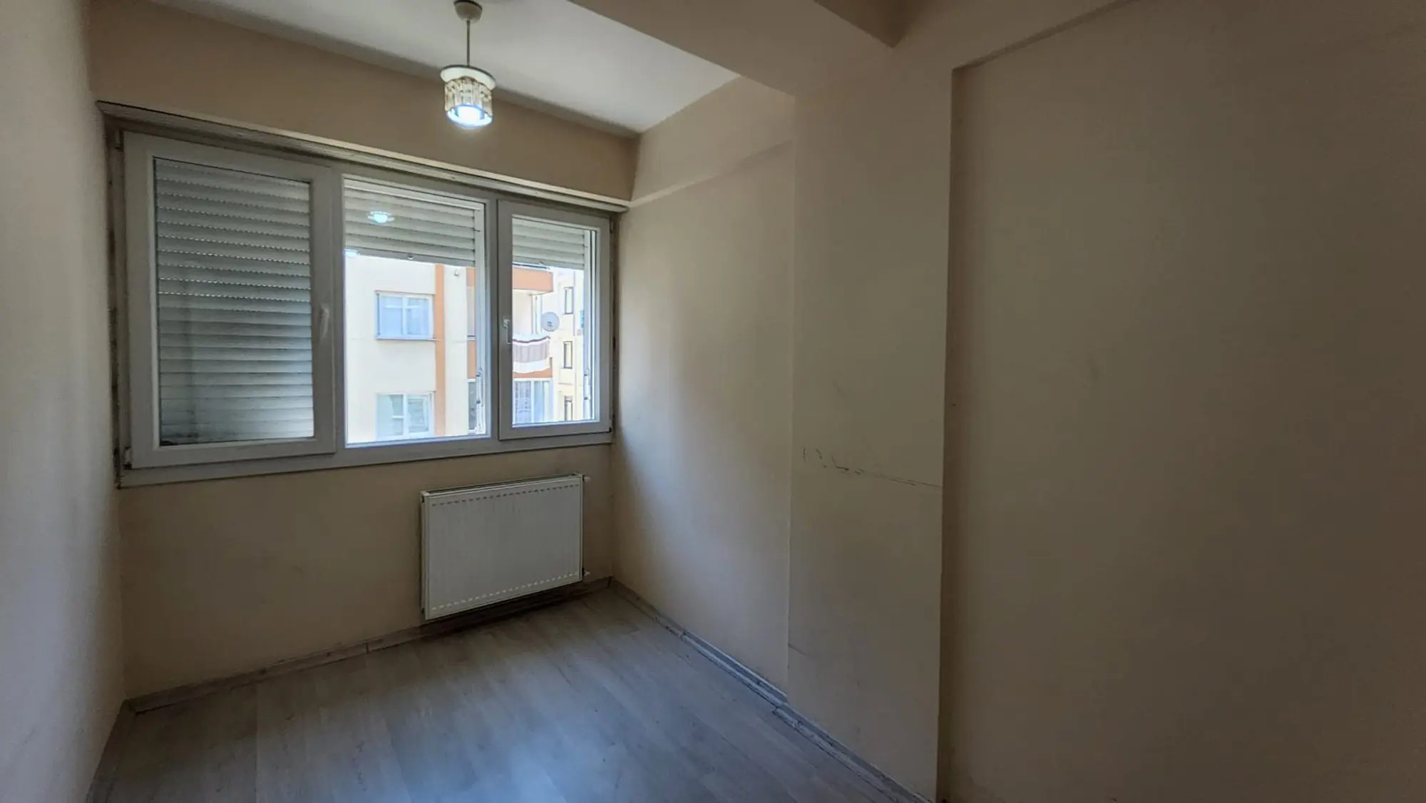 BAYRAKLI'DA GÜNEŞİ VE KONFORU BİR ARADA SUNAN 2+1 SATILIK DAİRE
