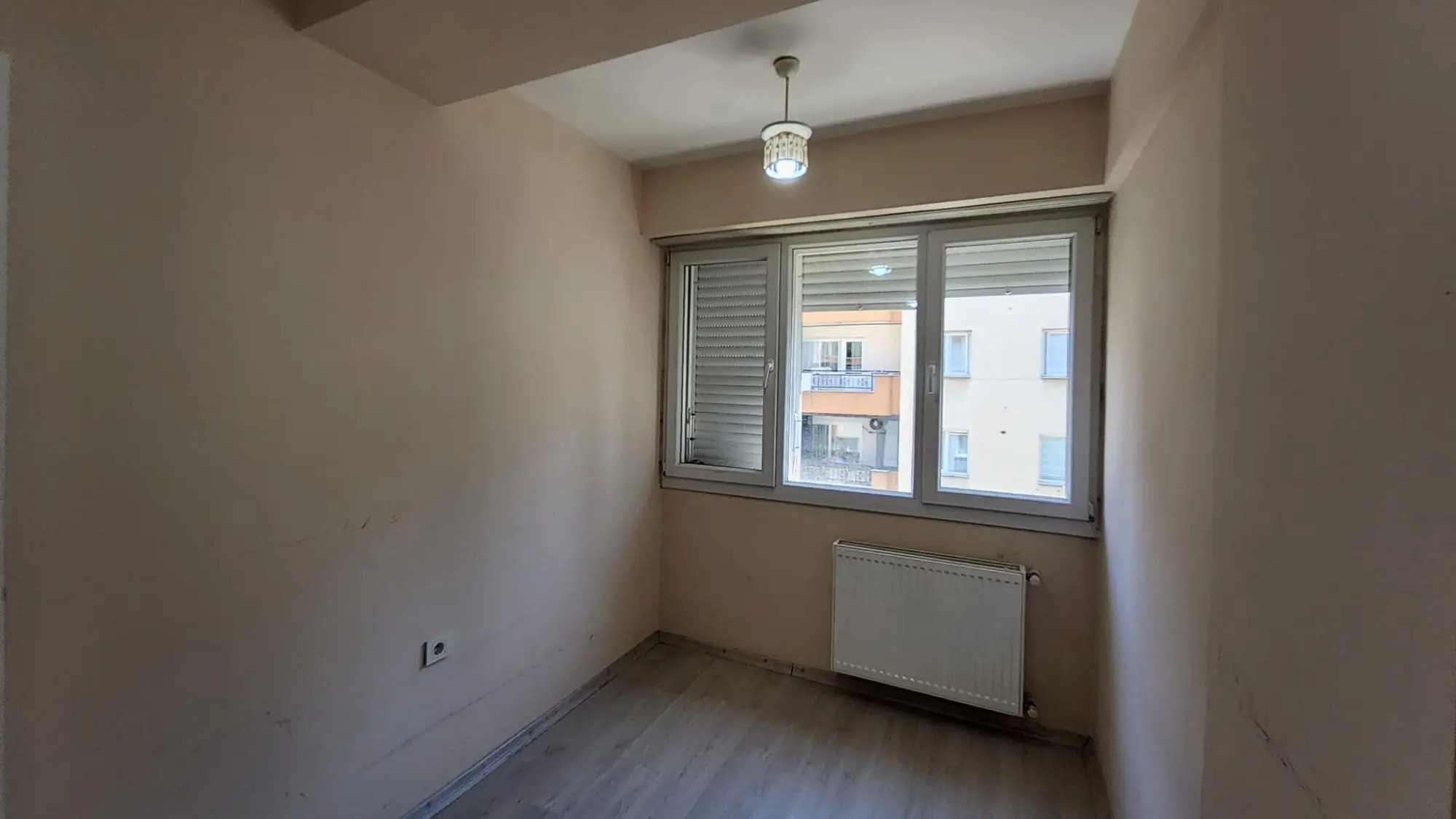 BAYRAKLI'DA GÜNEŞİ VE KONFORU BİR ARADA SUNAN 2+1 SATILIK DAİRE