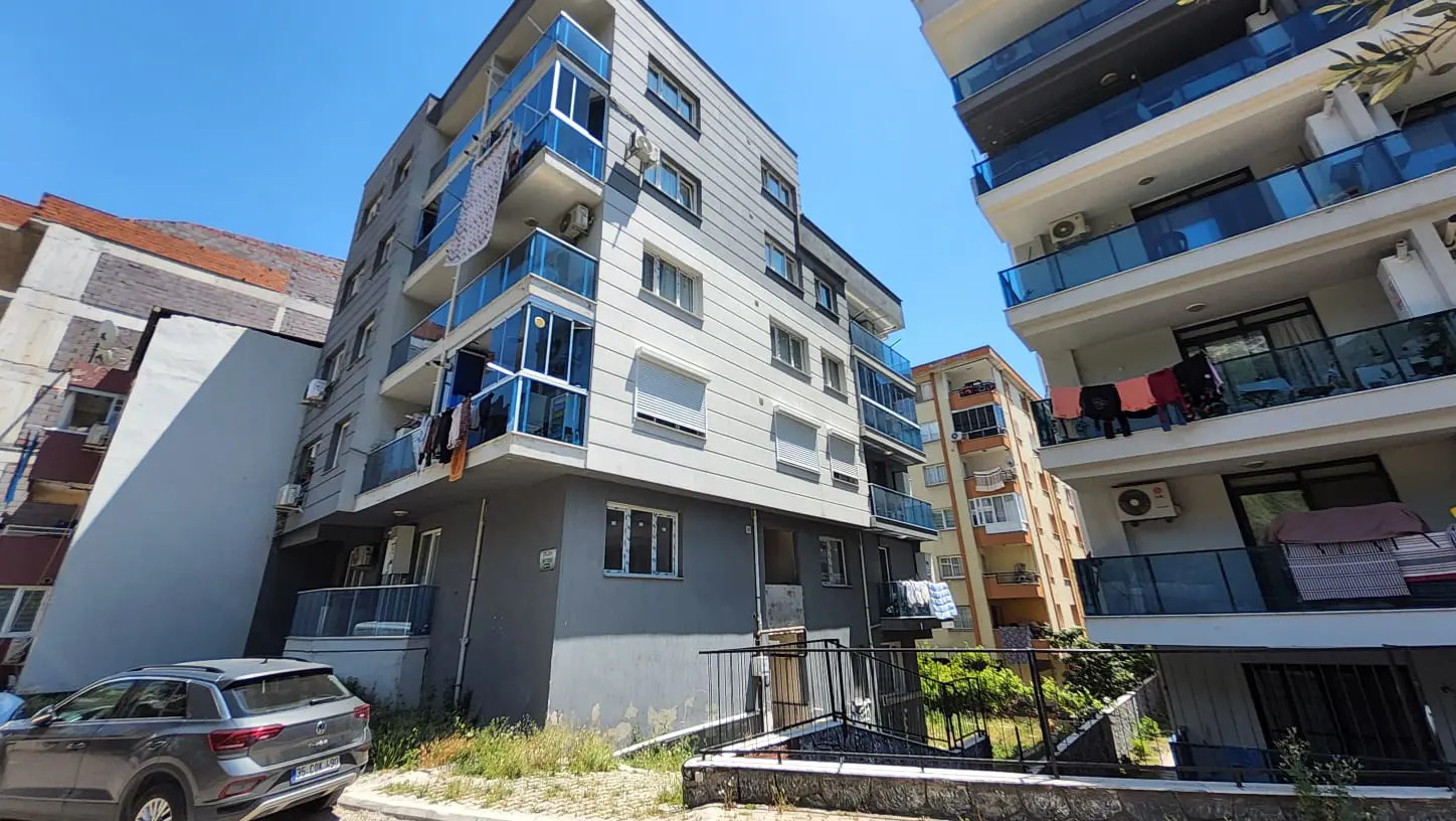 BAYRAKLI'DA GÜNEŞİ VE KONFORU BİR ARADA SUNAN 2+1 SATILIK DAİRE