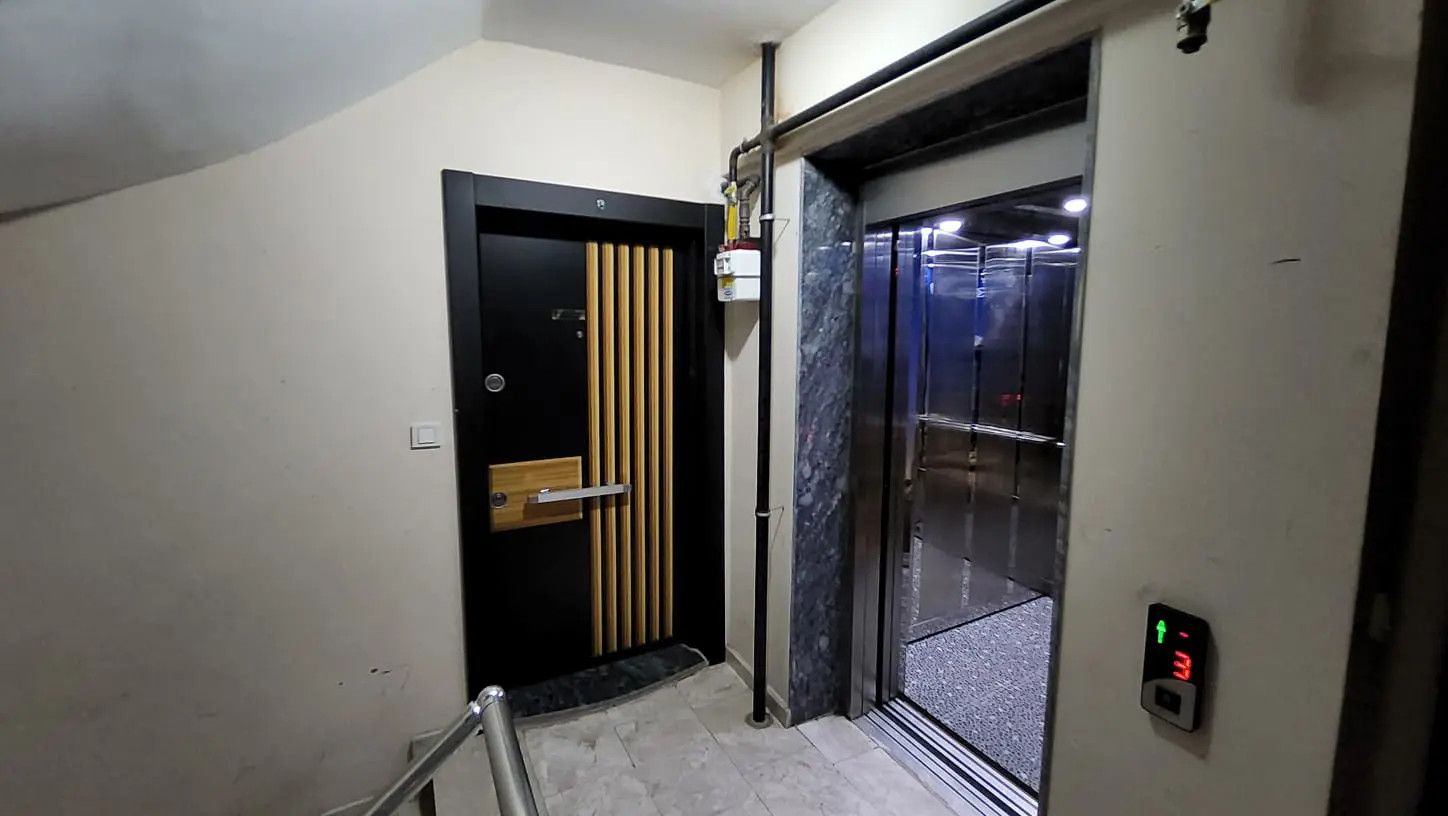 BAYRAKLI'DA GÜNEŞİ VE KONFORU BİR ARADA SUNAN 2+1 SATILIK DAİRE