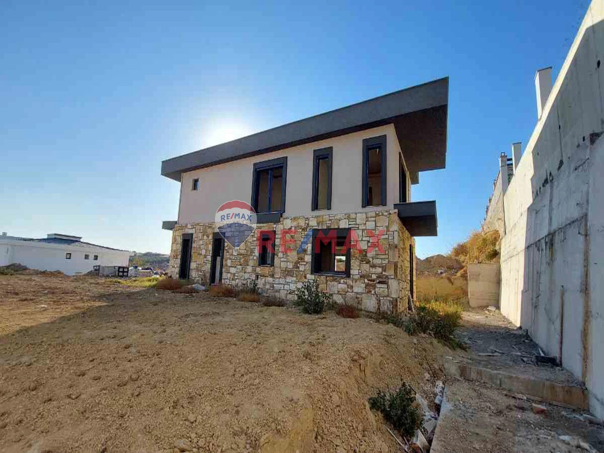 FOÇAKÖY'DE HAVUZLU 4+1 SATILIK VILLA