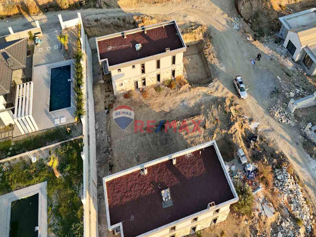 FOÇAKÖY'DE HAVUZLU 4+1 SATILIK VILLA